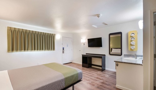Deluxe Room, 1 Queen Bed, Smoking, Refrigerator & Microwave