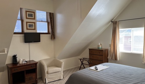 Standard Room, 1 Queen Bed, Non Smoking, Private Bathroom (1 Queen Bed, Upstairs 201,203,204,208)