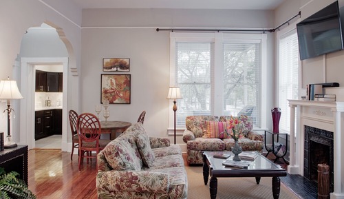 Modern Apt with Southern Charm Blocks from Forsyth