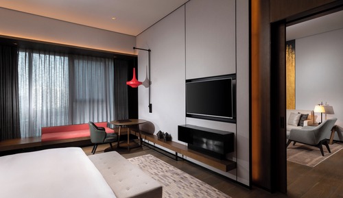 Deluxe Suite, 1 King Bed, Garden View