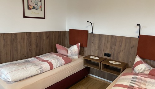 Standard Triple Room, Private Bathroom (zur Bundesstraße)