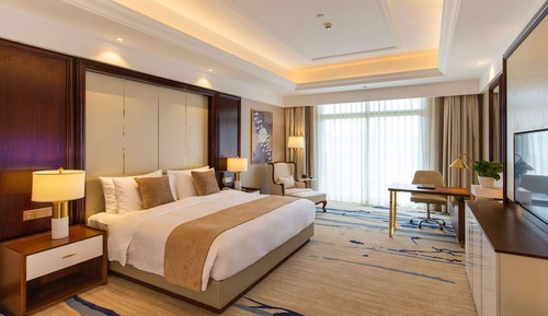 Deluxe Lake View King Bed Room