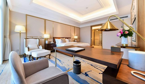 Executive  Lake View  Suite