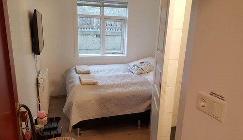 Single Room, Private Bathroom