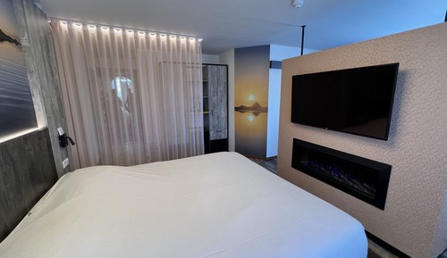 Suite, City View