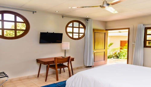 Deluxe Room, 1 Queen Bed (Queen Balcony Room)