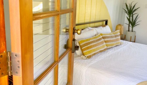 Deluxe King w/patio (Room 4)