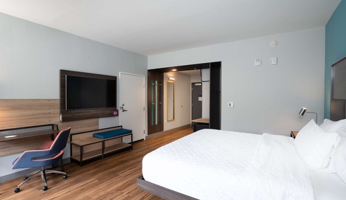 Room, 1 King Bed, Accessible (Roll-In Shower, Mobiity & Hearing)