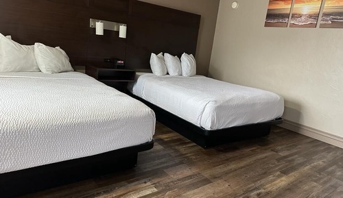 Room, 2 Queen Beds, Accessible, Non Smoking (Mobility, tub w grab bars)