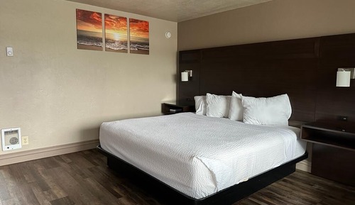 Room, 1 King Bed, Accessible, Non Smoking (Mobility, tub w grab bars)