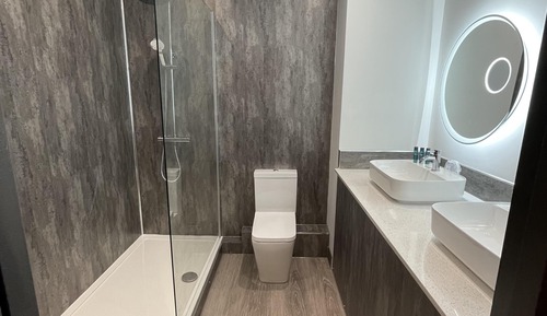 Executive Suite, Ensuite