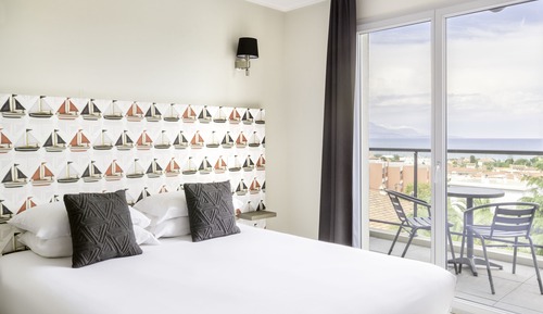 Deluxe Room, 1 King Bed, Balcony, Sea View