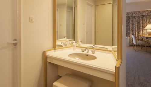 Twin Room, Smoking