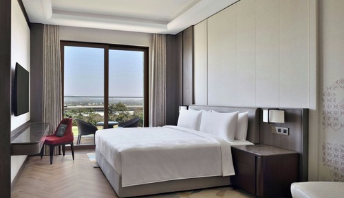 Signature Room, 1 King Bed, Balcony