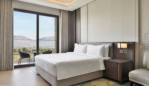 Luxury Suite, 1 King Bed, Non Smoking, Golf View
