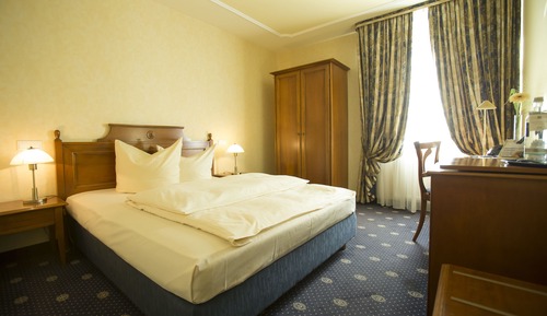 Basic Single Room, 1 Queen Bed, Non Smoking, Private Bathroom
