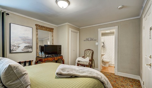 Comfort Room, 1 Queen Bed (Rowe)
