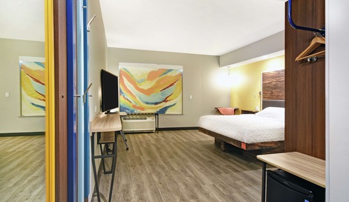 Room, 1 King Bed, Accessible (Hearing, Roll-in Shower)