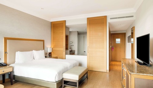 Superior Room, 1 King Bed, Pool View