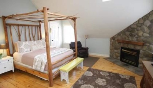 Deluxe Room, 1 King Bed, Jetted Tub (Golden Maple) - No pets Allowed