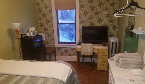 Economy Room-20 , 1 Queen Bed, Shared Bathroom