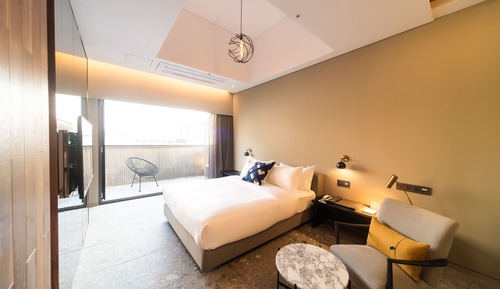 Suite, Terrace (randomly assign indoor bathtub or not)