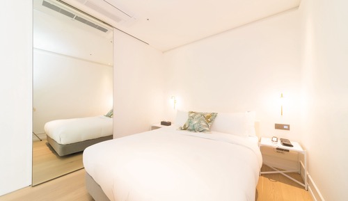 Suite, Jetted Tub (randomly assign indoor bathtub or not)
