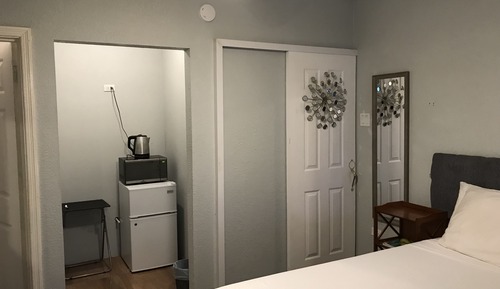 Deluxe Studio Suite, 1 King Bed, Refrigerator & Microwave, Mountain View