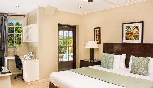 Deluxe Suite, 1 Bedroom, Partial Ocean View, Poolside