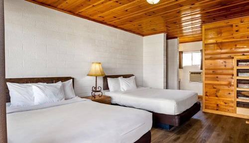 2 Queen Beds (Pet Friendly)