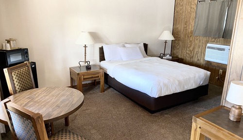 Single Room, 1 Queen Bed (Pet Friendly)