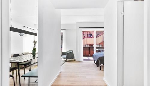 Studio, Balcony