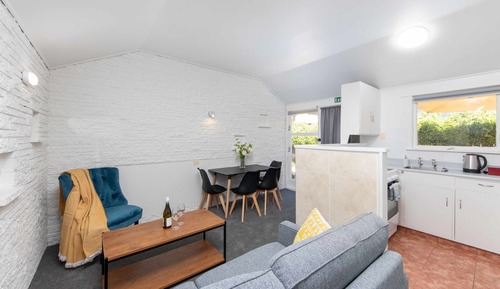 Comfort Suite, 1 Bedroom, Kitchen, Courtyard View (Unit 8)