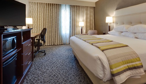 Deluxe Room, 1 King Bed, Refrigerator & Microwave (Hearing Accessible)