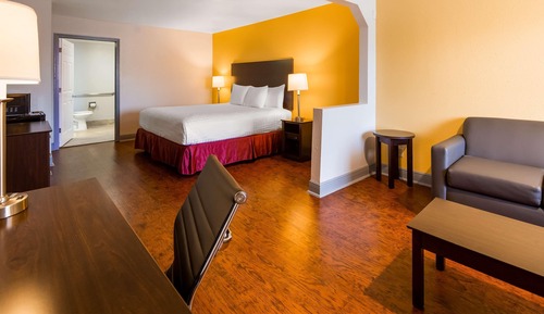 Suite, 1 King Bed, Accessible, Bathtub