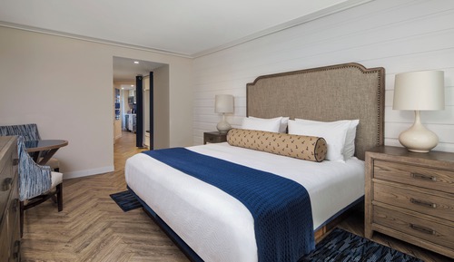 Studio Suite, 1 King Bed, Kitchenette, Pool View