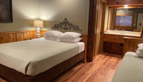 Room, 1 Queen Bed and 1 Single Bed