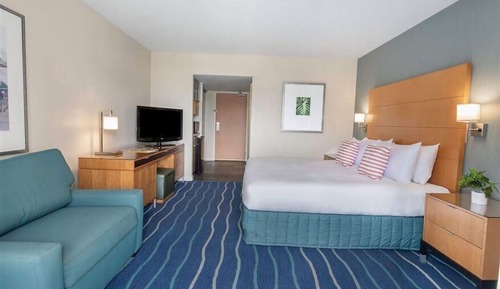 Deluxe Studio, 1 Queen Bed, Balcony, Mountain View