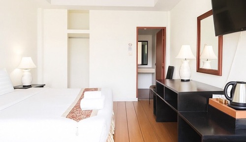 Suite, Pool View