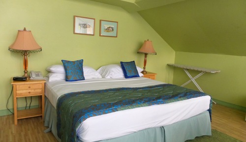 Signature Loft, 1 King Bed, Refrigerator