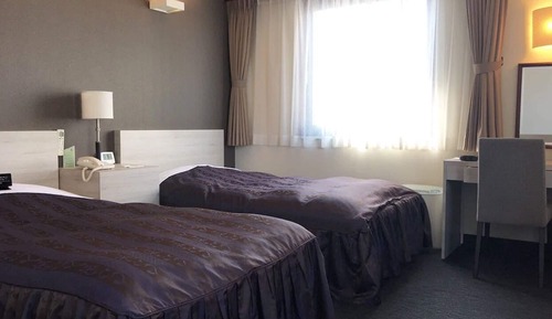 Twin Room, Smoking