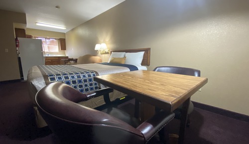 Basic Suite, 1 Queen Bed, Kitchen