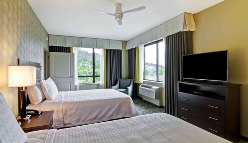 Suite, Multiple Beds, Corner