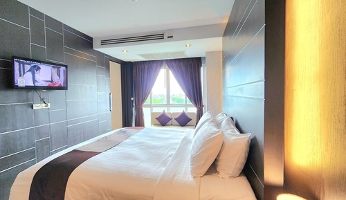 Honeymoon Suite