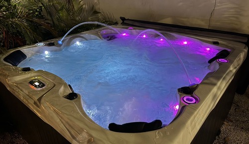 Pool side villa 3 with Private Garden Hot Tub XXL