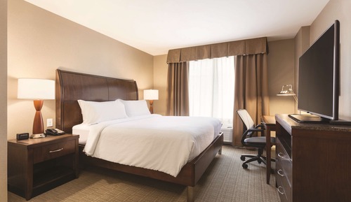Suite, 1 King Bed, Accessible