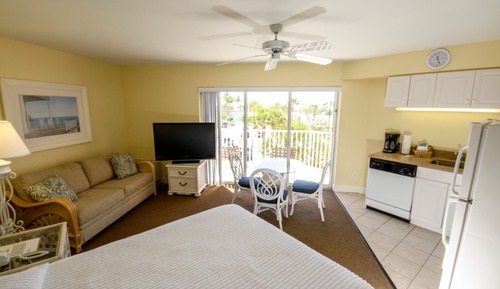 Studio, 1 Queen Bed, Partial Ocean View