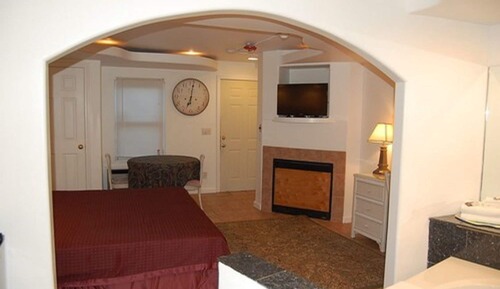 1 King Bed, Jacuzzi Tub