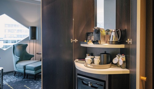 Executive Room, 1 King Bed (Airport View, Lounge Access)