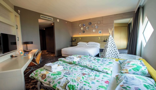 Family Room (Airport View)